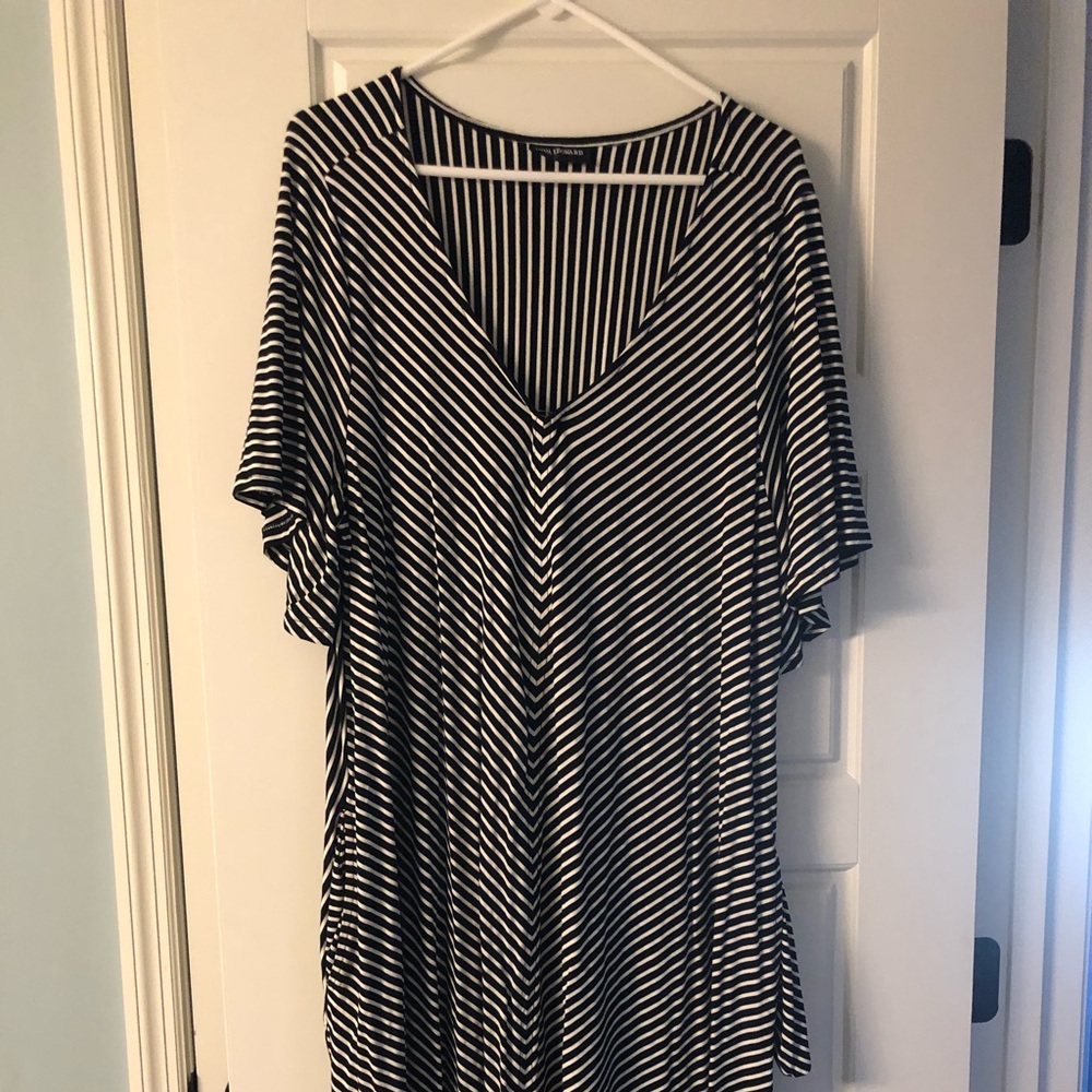Casual black and white dress with pockets